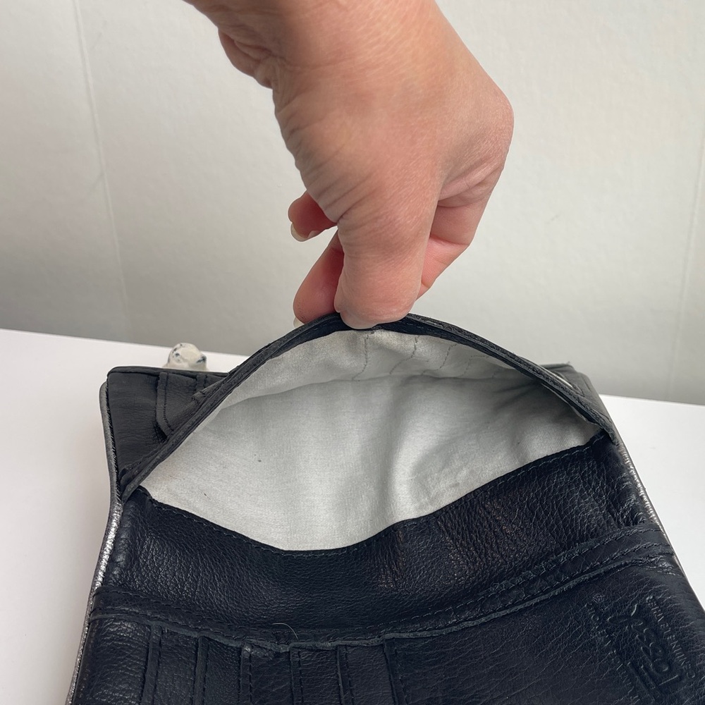 Fossil 🗝️ Genuine Leather Wallet - Picture 13 of 16